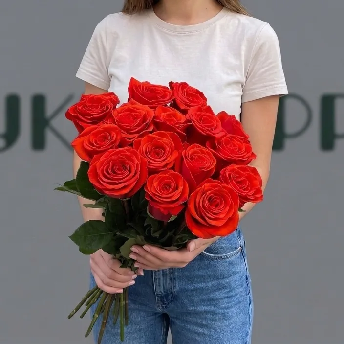 15 роз Nina на ленте
