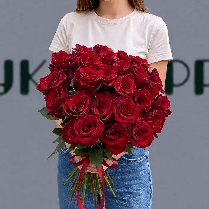 25 роз Explorer на ленте