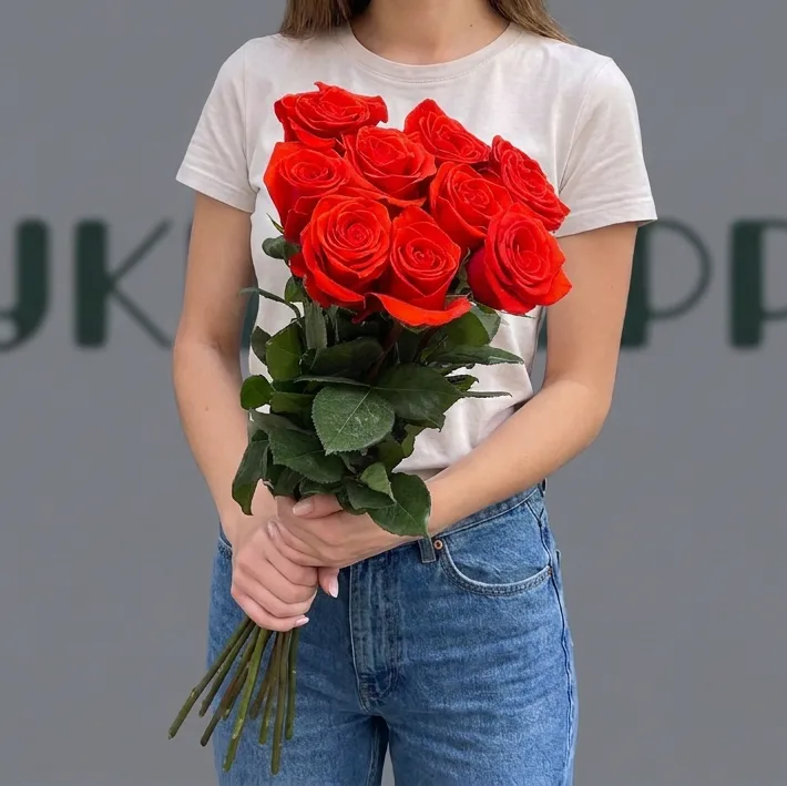 9 роз Nina на ленте