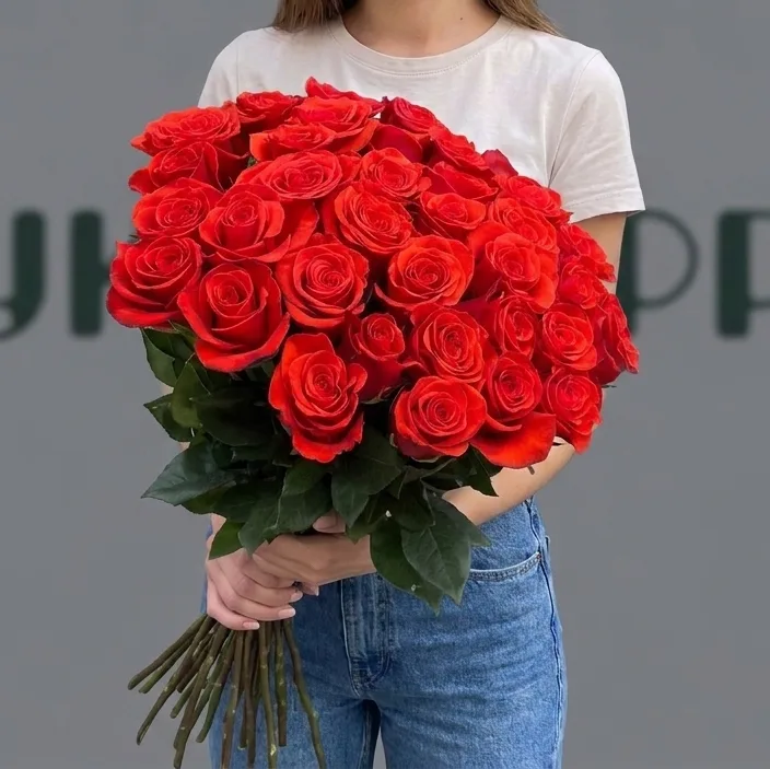 35 роз Nina на ленте