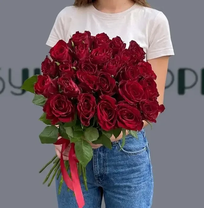 25 бордовых роз Африка