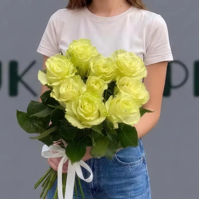 9 роз Mondial на ленте