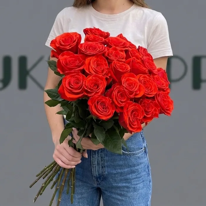 25 роз Nina на ленте — купить в Кирове, Букетберри